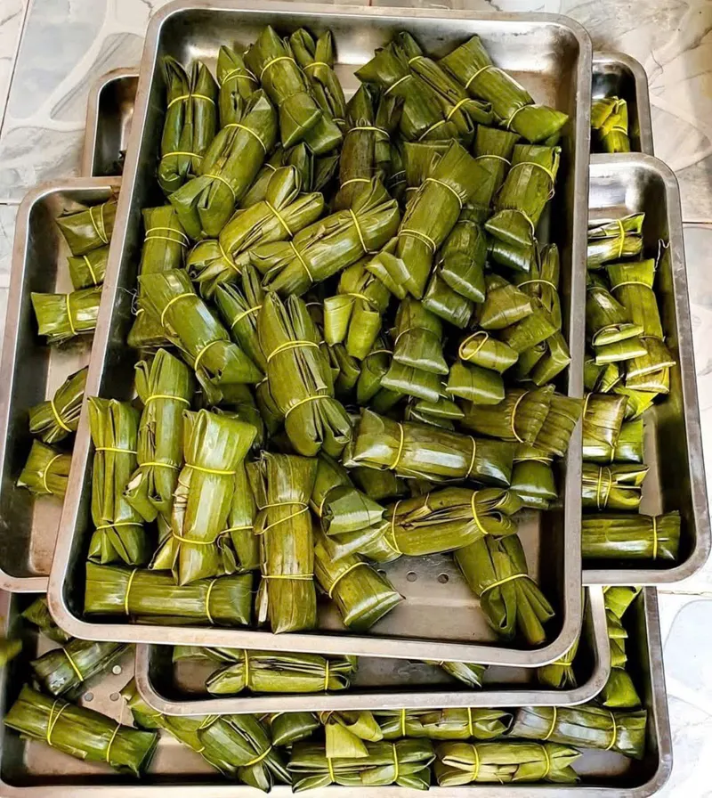 Bánh lọc gói lá trong khay inox