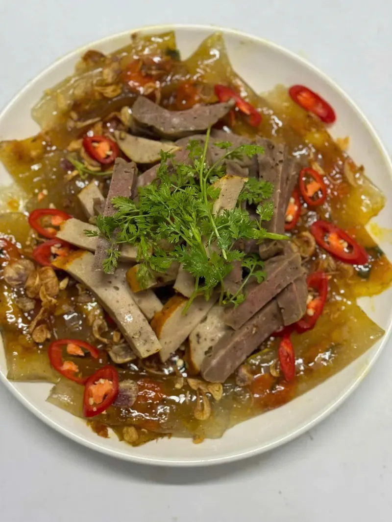 Đĩa bánh lọc và chả thập cẩm